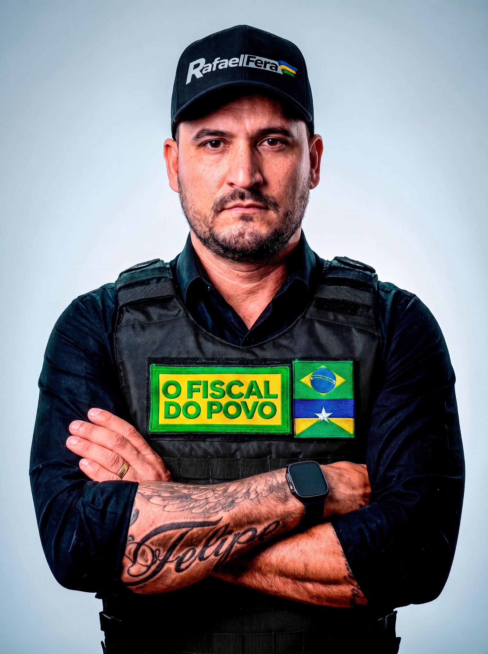 Rafael Fera com colete identificado como O Fiscal do Povo